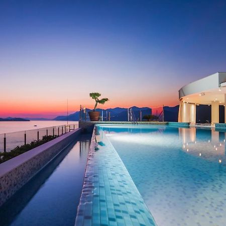 Royal Blue Hotel ดูบรอฟนิก ภายนอก รูปภาพ Infinity pool at the hotel