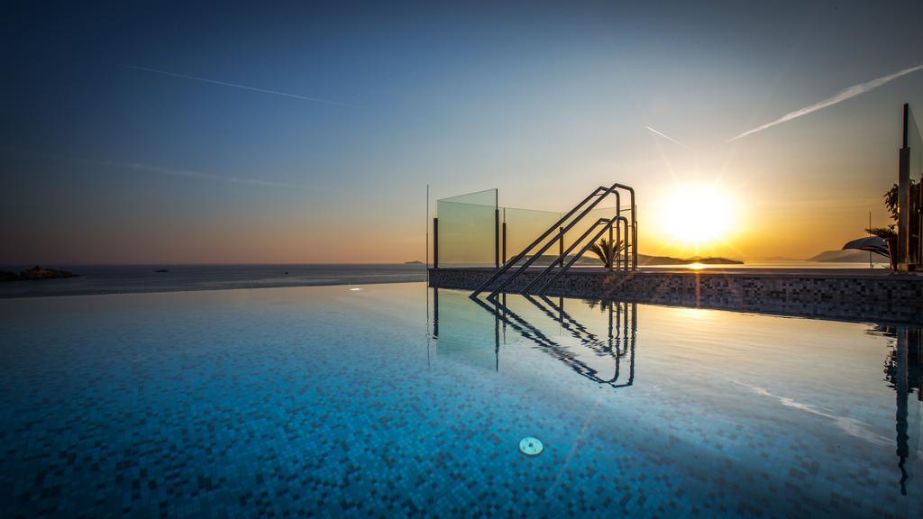 Royal Blue Hotel ดูบรอฟนิก ภายนอก รูปภาพ The rooftop pool at the hotel