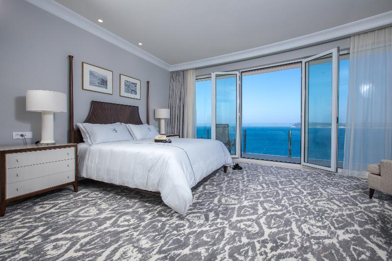 Royal Blue Hotel ดูบรอฟนิก ภายนอก รูปภาพ A bedroom at The Ritz-Carlton, Laguna Beach