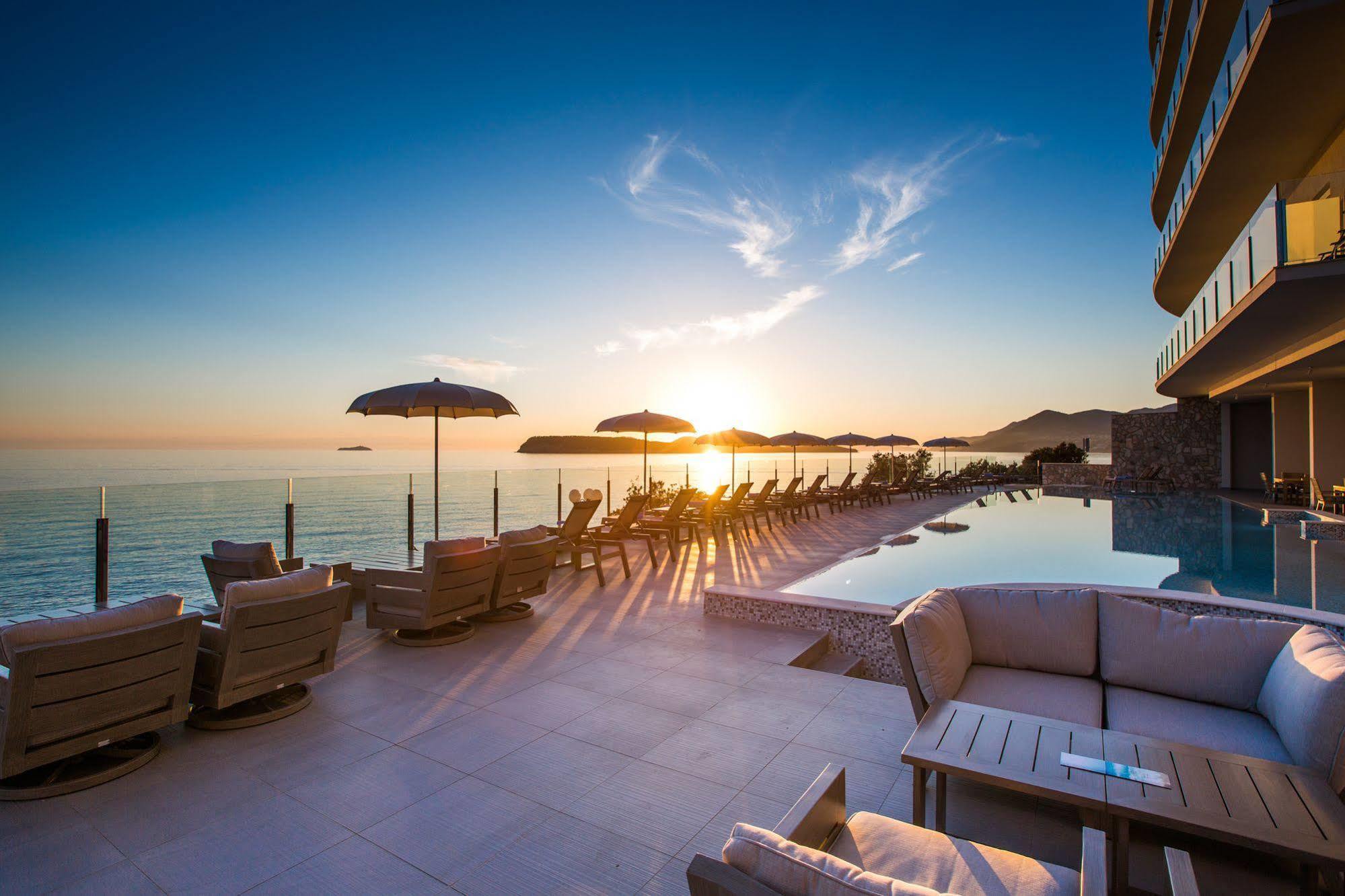 Royal Blue Hotel ดูบรอฟนิก ภายนอก รูปภาพ Sunset at the pool